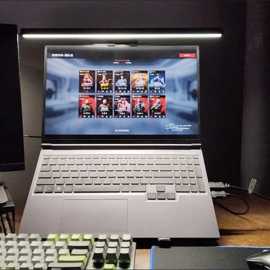 Barre lumineuse LED écran en situation sur bureau